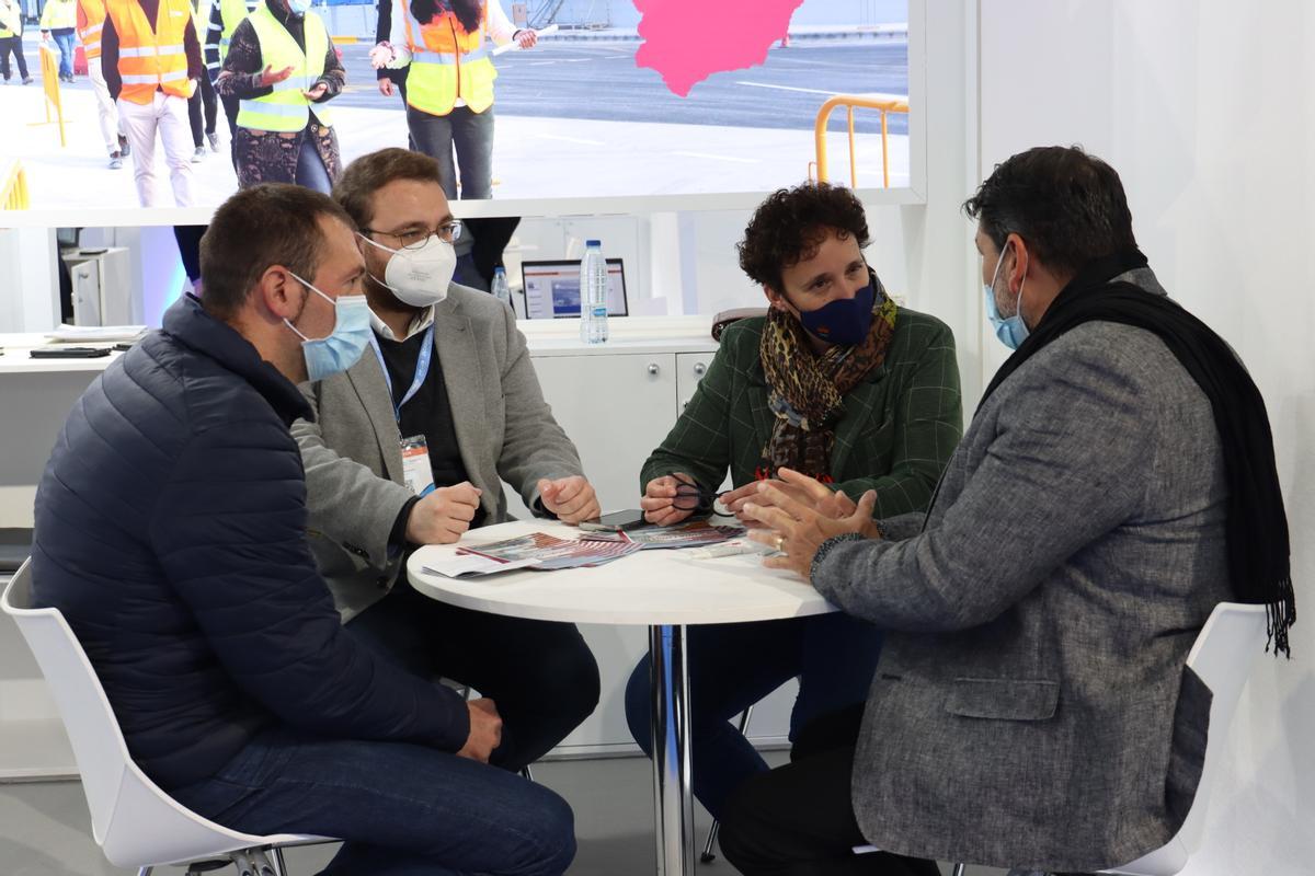 La alcaldesa de Onda, Carmina Ballester, charla con un representante de Roker en la feria logística de Guadalajara.