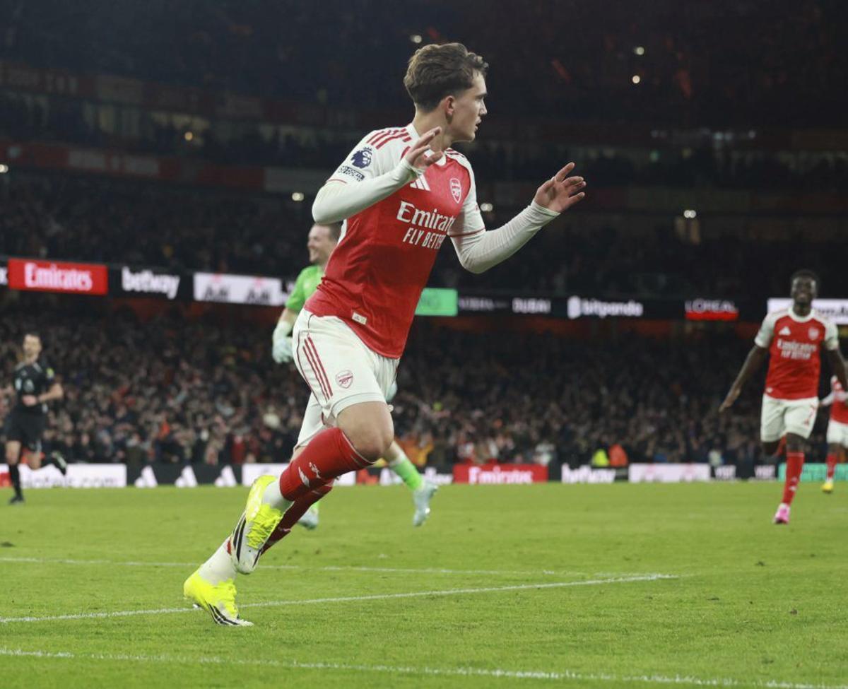 Dowman, de 16 años, celebra su gol para el Arsenal. | EFE