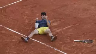 Por tierra, cemento y hierba, Carlos Alcaraz: el más joven en ganar en tres superficies tras la conquista de Roland Garros