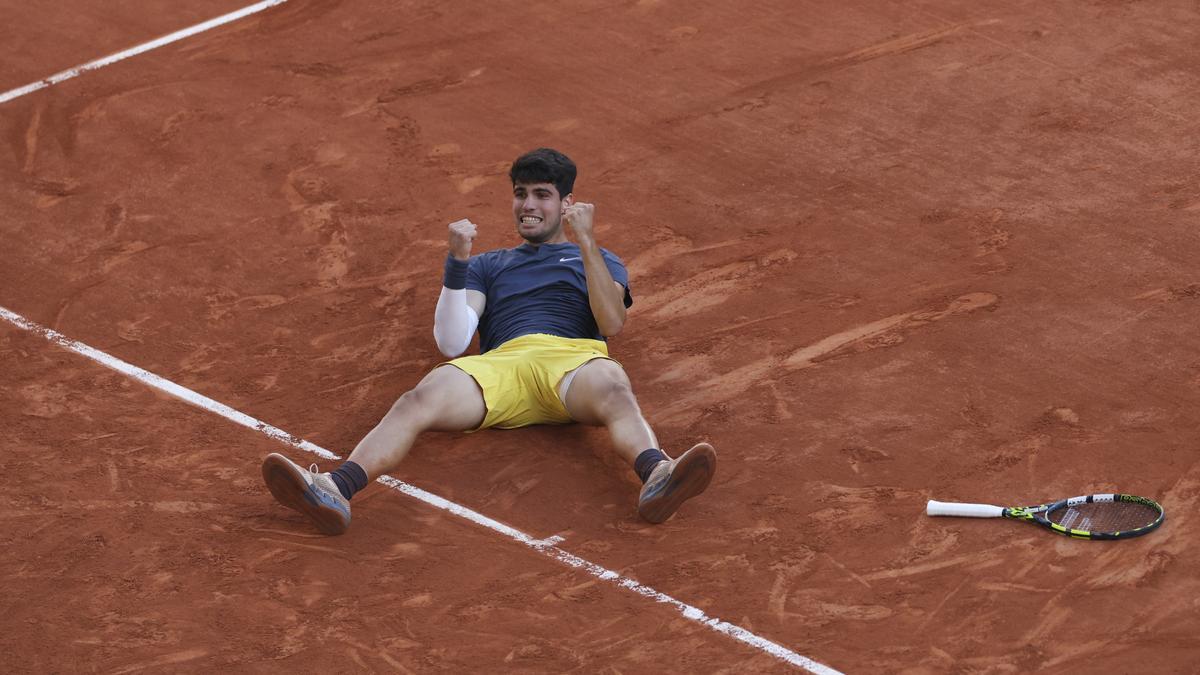 Carlos Alcaraz celebra su victoria en la final de Roland Garros.