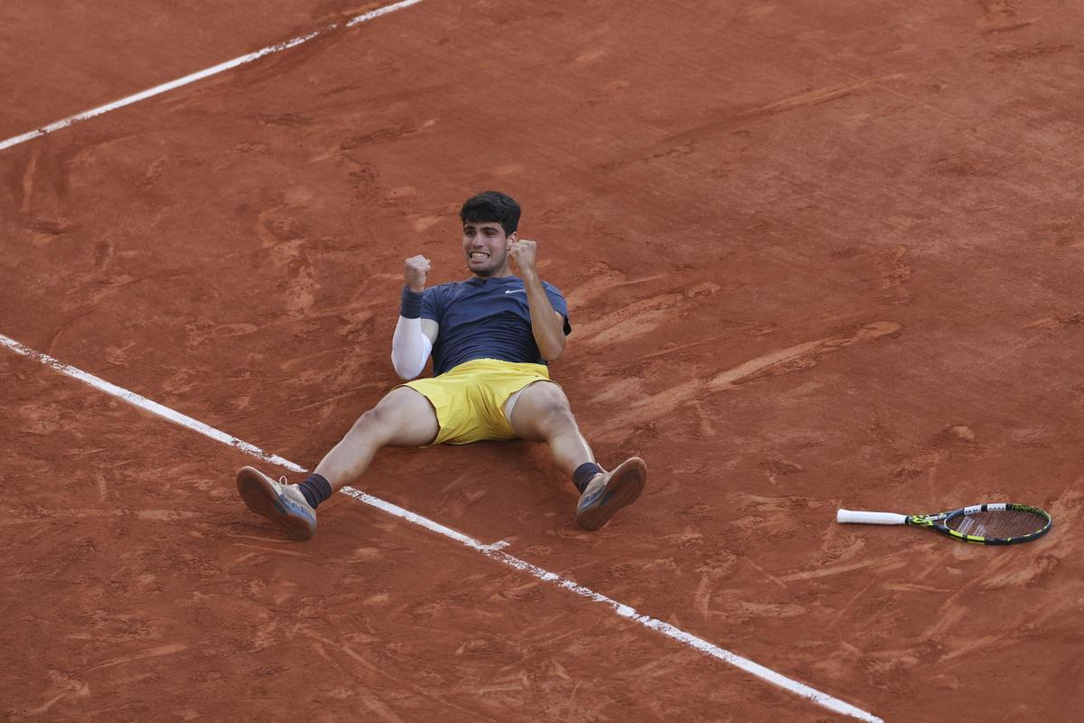 Carlos Alcaraz celebra su victoria en la final de Roland Garros.