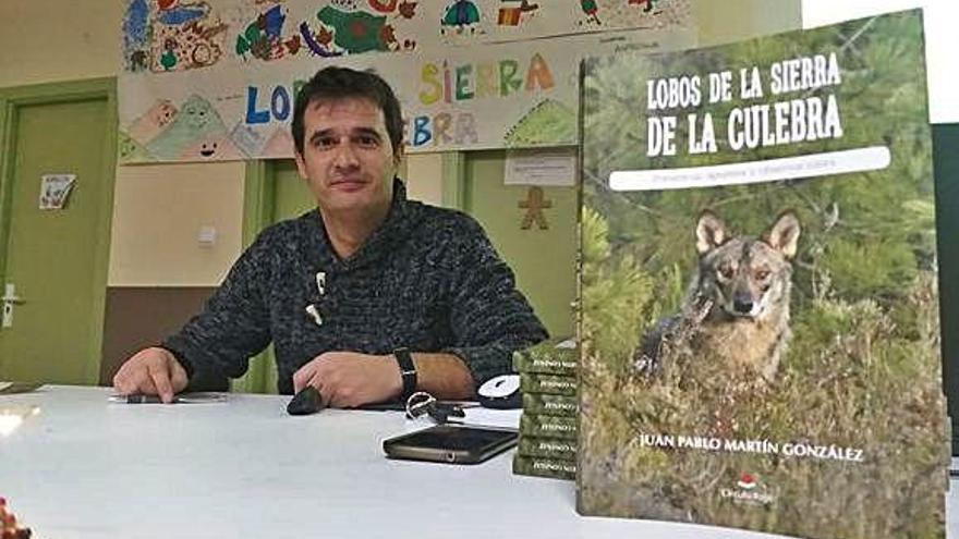 El autor posa junto a su libro.