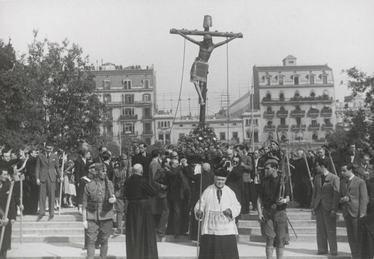 El Cristo de Lepanto es sacado en procesión por la plaza de Catalunya.