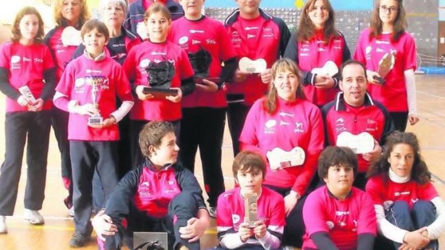 Arriba, los medallistas del Grupo. Abajo, todo el equipo que participó en el Campeonato de Asturias. / RGCC