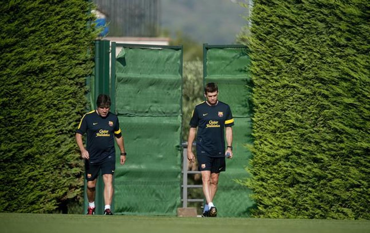 Tito Vilanova i el seu ajudant Jordi Roura accedint al camp d’entrenament de la ciutat esportiva de Sant Joan Despí.
