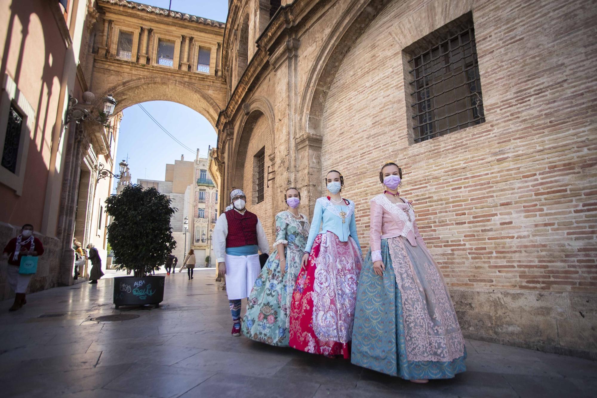 Flores de los falleros a la Virgen en el primer día de la "no ofrenda"