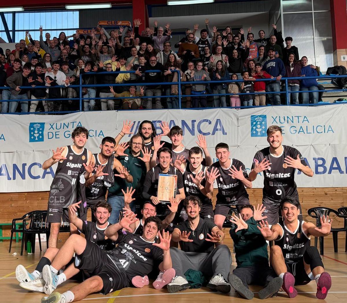 Más de 200 vilagarcianos arroparon al equipo en el partido disputado en Milladoiro. | FDV