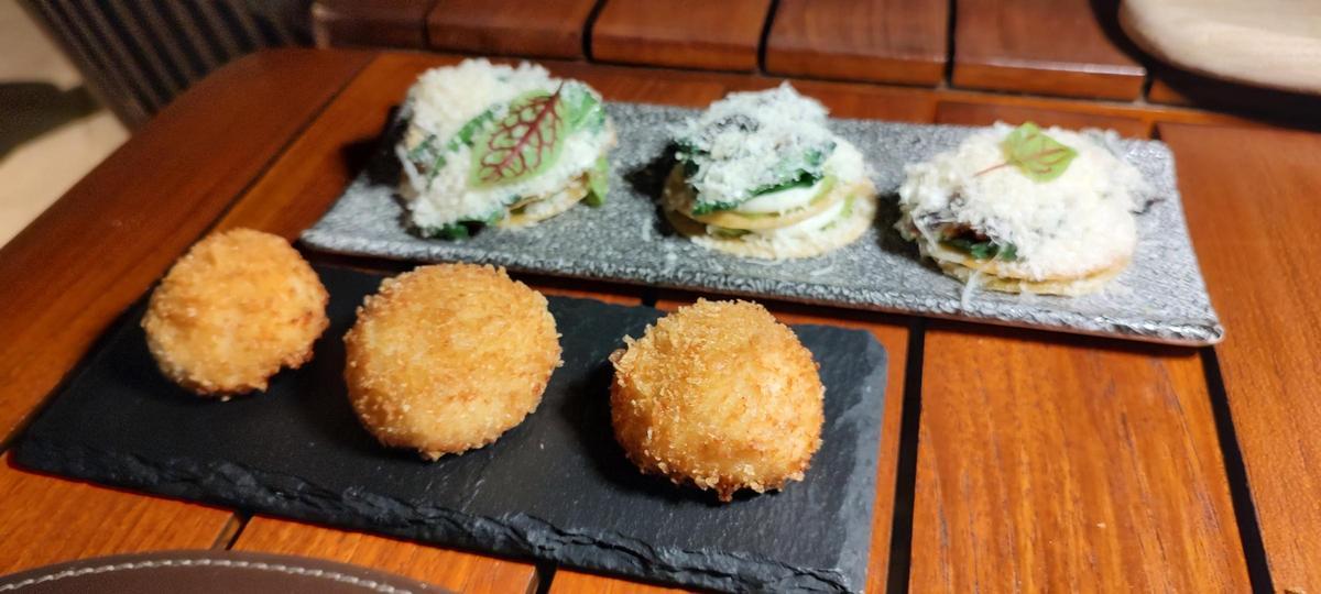 Croquetas de ibérico y coca de espinacas y queso menorquín.