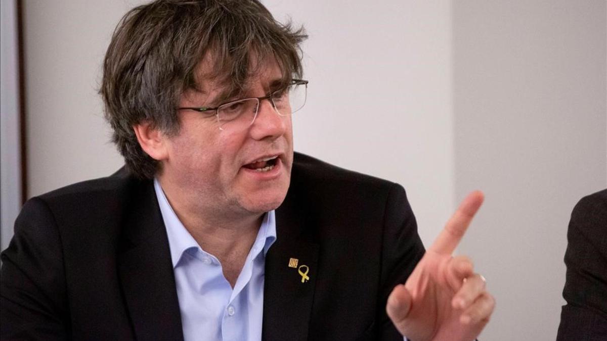 El 'expresident' Carles Puigdemont, este domingo, durante la reunión con el grupo de JxCat en Bruselas.