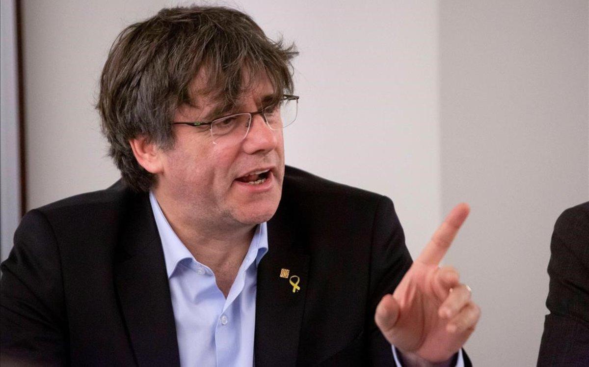 El ’expresident’ Carles Puigdemont, el 20 de enero, durante la reunión con el grupo de JxCat en Bruselas.