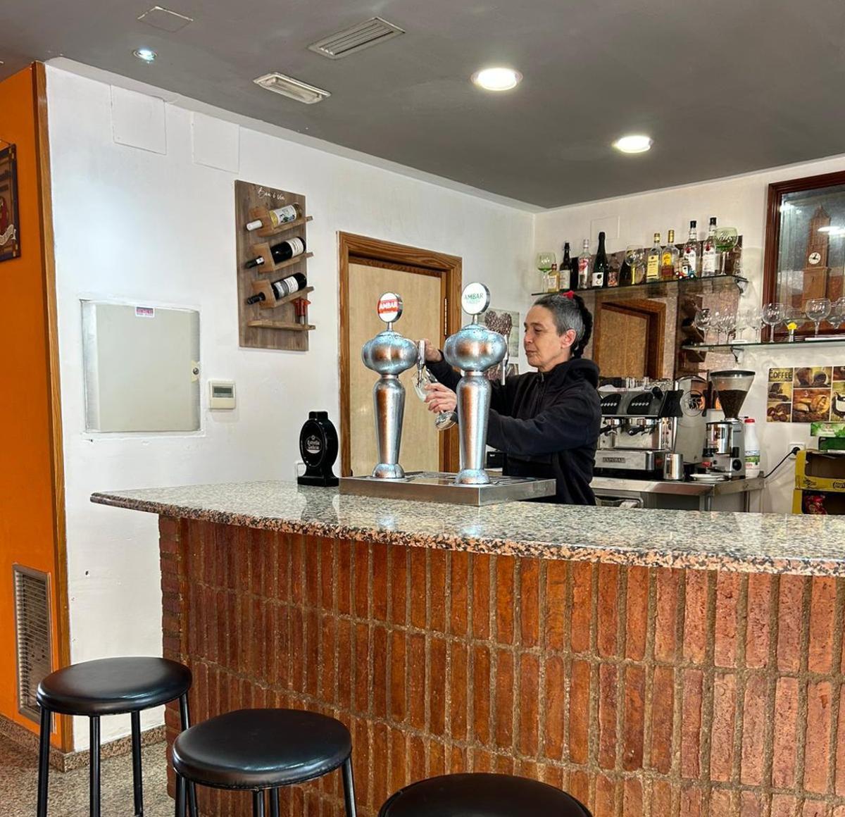 José Luis Manzaneda y su mujer llevan ahora la gestión del bar.