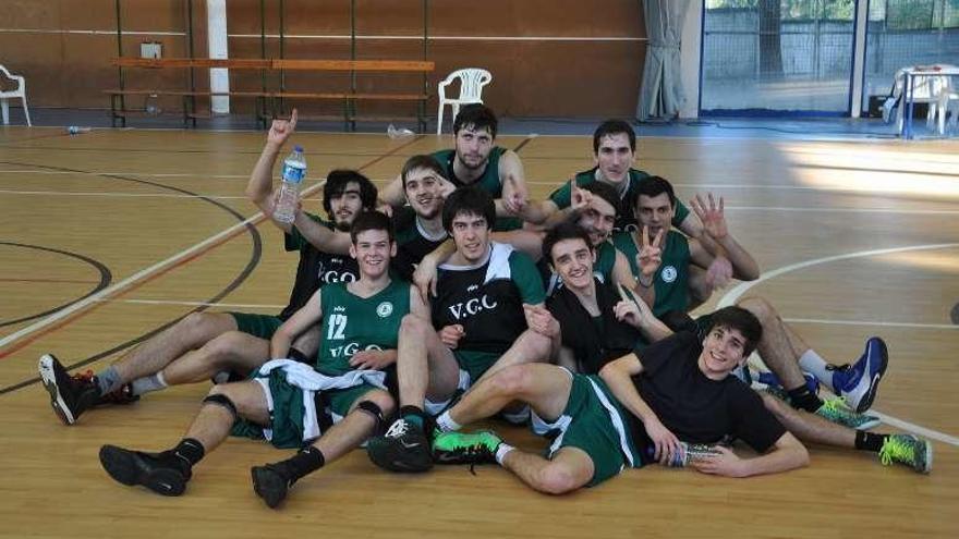 Los jugadores del Vgo Basket celebran el ascenso a Liga EBA.