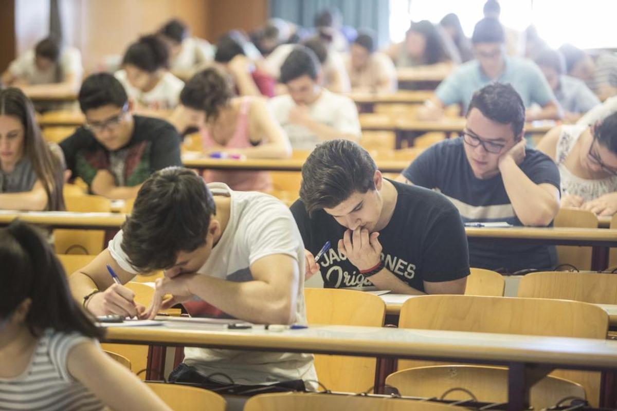 Los alumnos hacen los exámenes Los alumnos hacen los exámenes