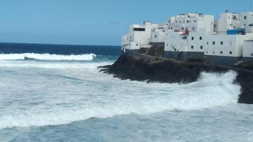 Oleaje en la costa de Moya