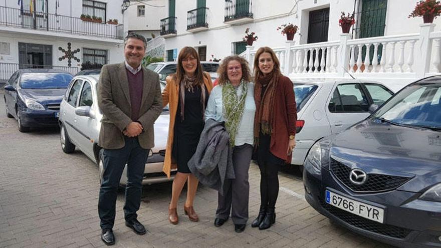 Los diputados provinciales del PSOE Antonia García, Antonio Yuste y Sonia Ramos han visitado Tolox.