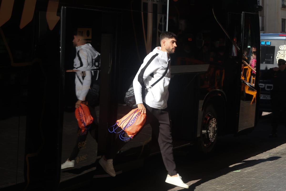 Unai Núñez se baja del bus del Valencia CF a la llegada a Mestalla para enfrentarse al RCD Espanyol