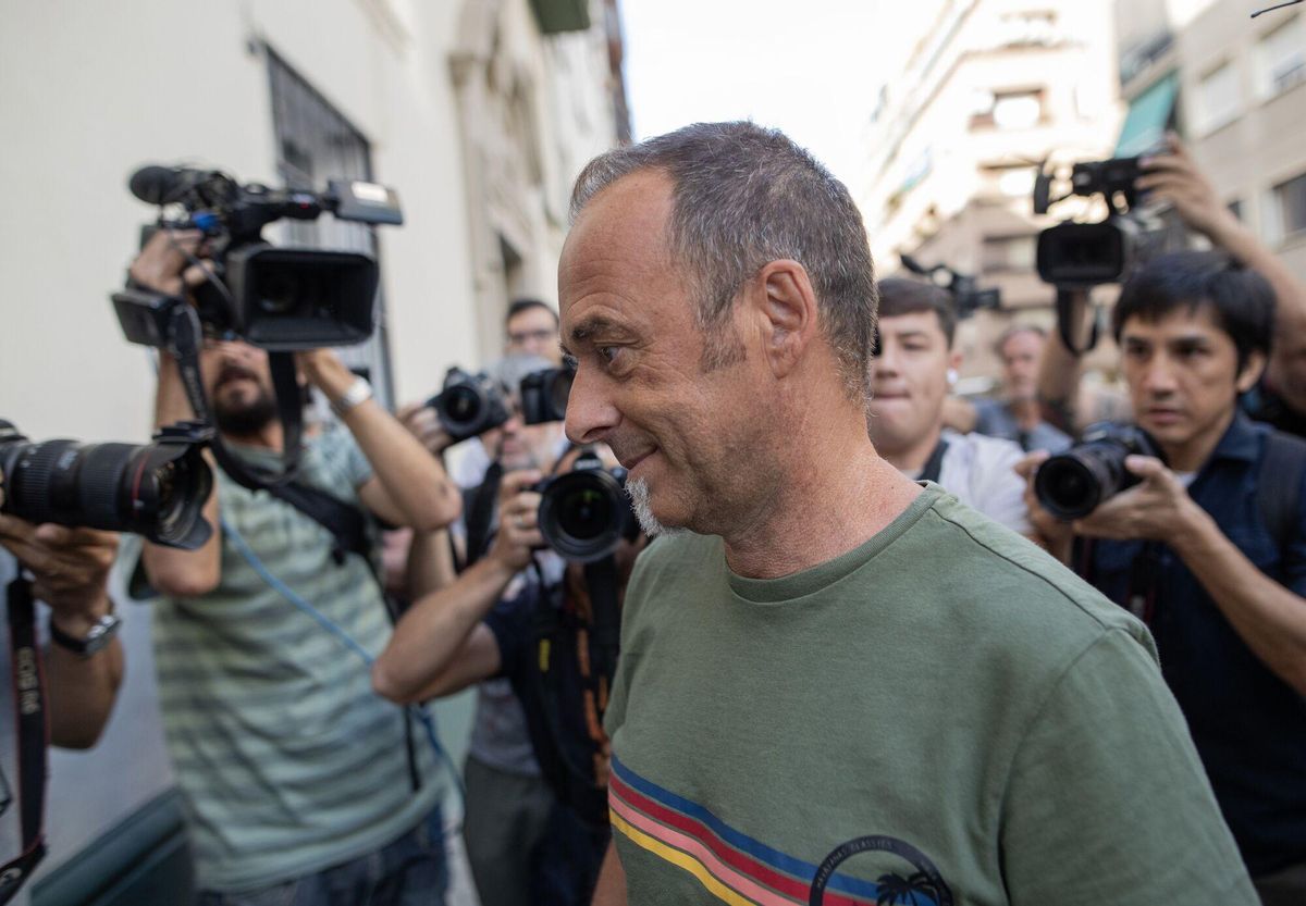 22/07/2025 Francesco Arcuri, el excompañero de Juana Rivas, a su llegada al punto de encuentro familiar. A 22 de julio de 2025, en Granada (Andalucía, España). Francesco Arcuri, el padre de los dos hijos de Juana Rivas, ha llegado al punto de encuentro familiar acordado por la justicia para la recogida del menor de ellos, a la espera de lo que pueda dictaminar el Tribunal Constitucional, reunido para estudiar este martes la solicitud urgente presentada por la madre de Maracena (Granada) para que suspenda la orden de entrega, que fue dictada por la Corte de Apelación de la ciudad de Cagliari (Italia) en el proceso por el que se ha resuelto mantener al menor bajo la custodia de éste. SOCIEDAD Antonio L Juárez - Europa Press