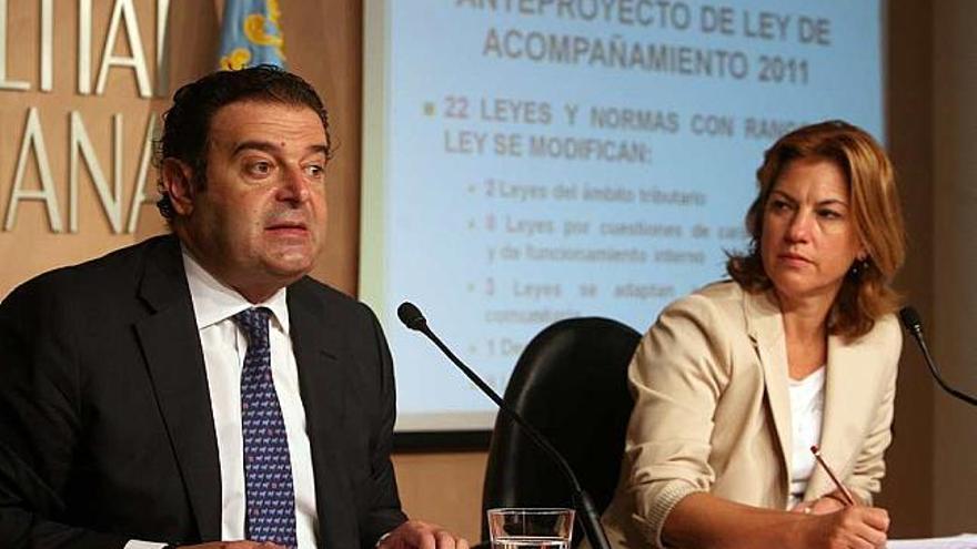 Gerardo Camps y la portavoz del Consell en la presentación de la ley de acompañamiento.