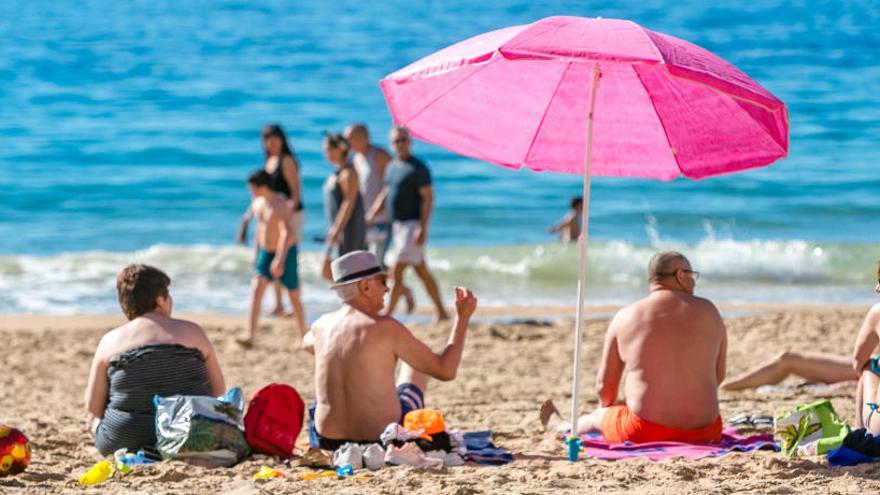 Bañistas en la playa en Benidorm, en una imagen de hace varios días.