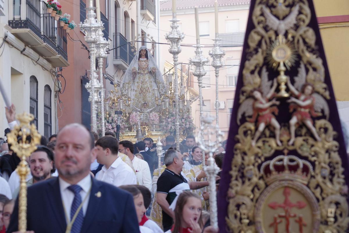 Fotos de la procesión del Rocío Coronada por el barrio de la Victoria Fotos de la procesión del Rocío Coronada por el barrio de la Victoria