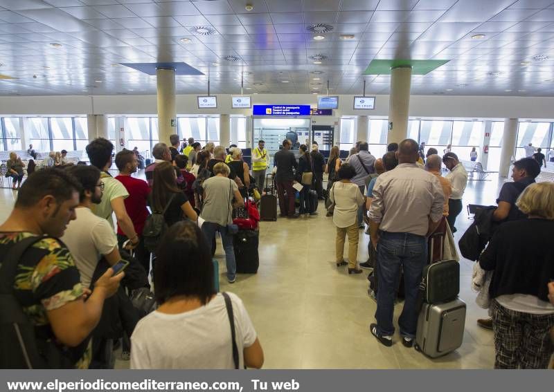 GALERÍA DE FOTOS -- Primer vuelo comercial en el aeropuerto de Castellón