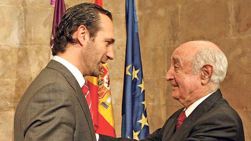 Rafael Perera y José Ramón Bauzá se saludan efusivamente, eran otros tiempos.