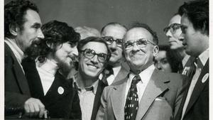 El que fue líder del Partido Comunista de España, Santiago Carrillo, segundo por la derecha, junto a los dirigentes del PSUC Jordi Solé Tura, Alfonso Carlos Comín y Antoni Gutiérrez.