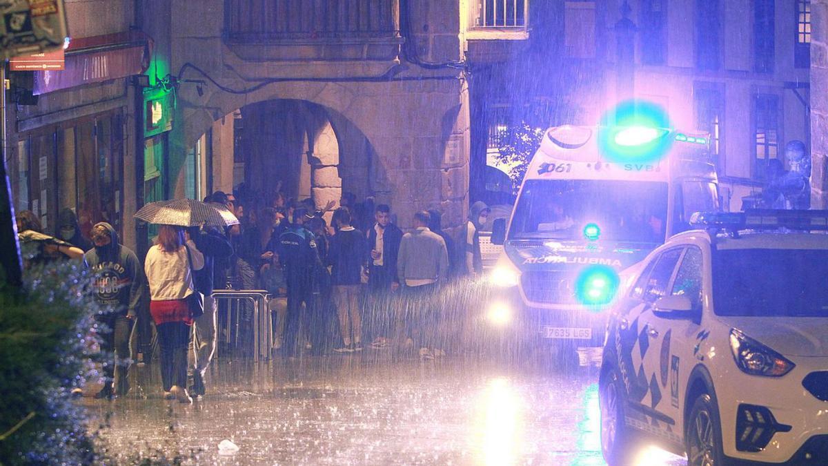 Policía y una ambulancia en una noche de ocio en Ourense.