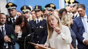 La primera ministra italiana, Giorgia Meloni, durante su visita a Caivano (Nápoles).