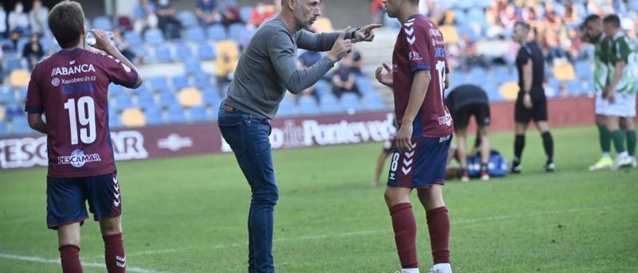 Ángel Rodríguez, técnico del Pontevedra, dando instrucciones a Charles en Pasarón.