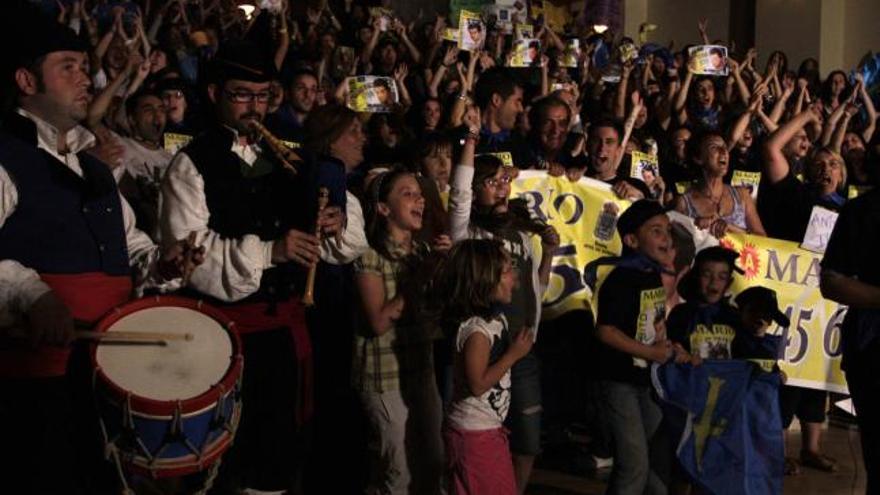 Varios admiradores de Mario, en el auditorio Príncipe Felipe de Oviedo viendo la gran final de «OT»