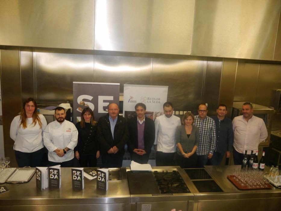 Los cocineros que presentaron el recetario, con el secretario autonómico de Turismo Francesc Colomer, y José Palacios, vicepresidente de la FEHV.