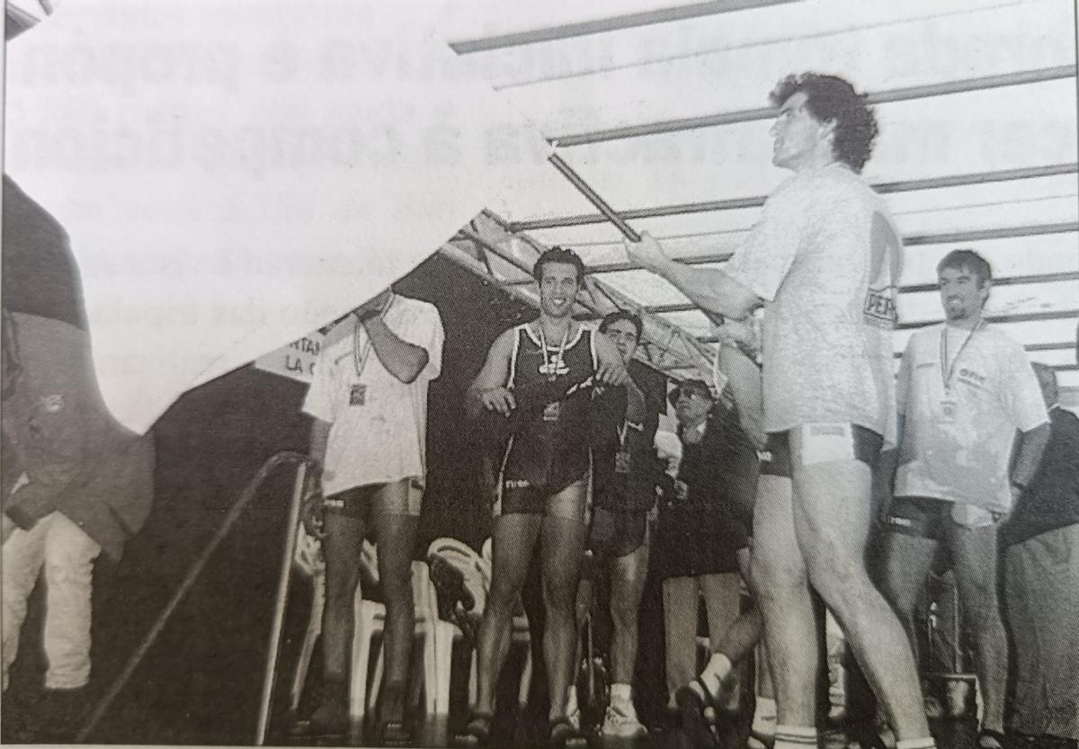 El remero cangués celebra con la bandera el título en el Campeonato de España de Trainerillas en 1997.