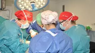 Un equipo quirúrgico de Madrid se forma en Castelló en cirugía oncológica abdomino-pélvica