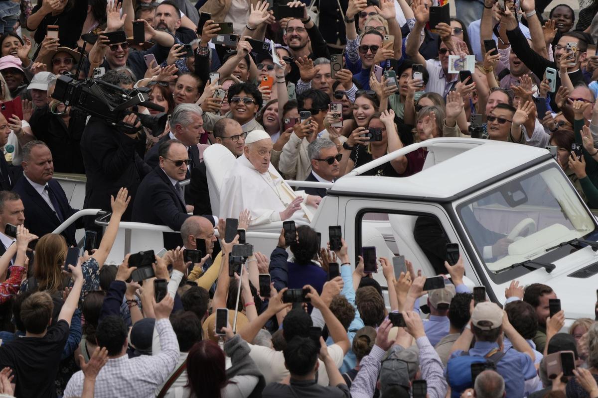El papa imparte la bendición Urbi et Orbi en San Pedro