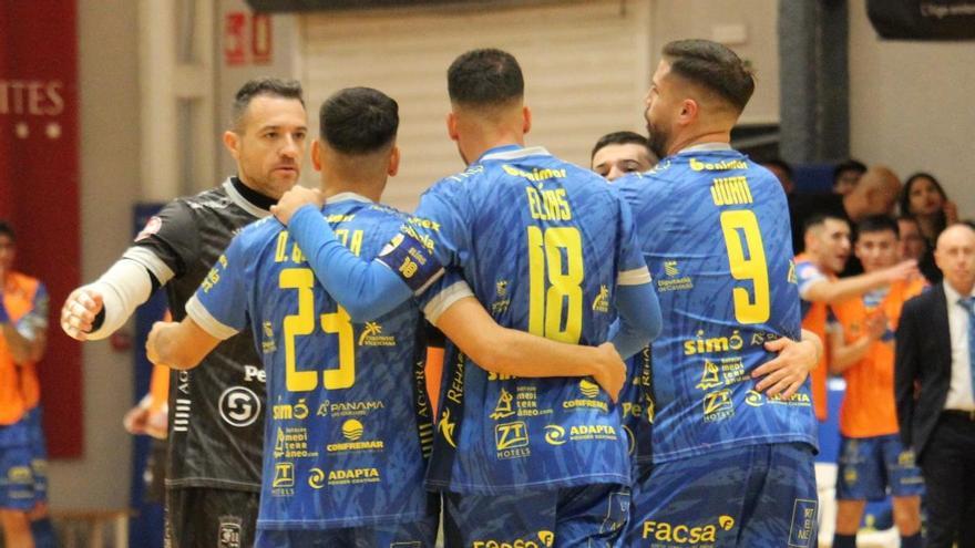 Los jugadores del Peñíscola celebran un gol.