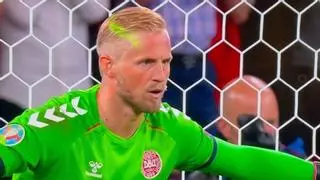 La UEFA investiga el láser que molestó a Schmeichel