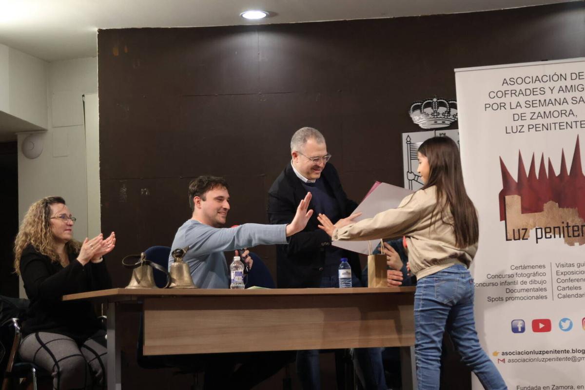 Entrega de premios del VIII concurso de dibujo infantil organizado por la Asociación Cultural Luz Penitente