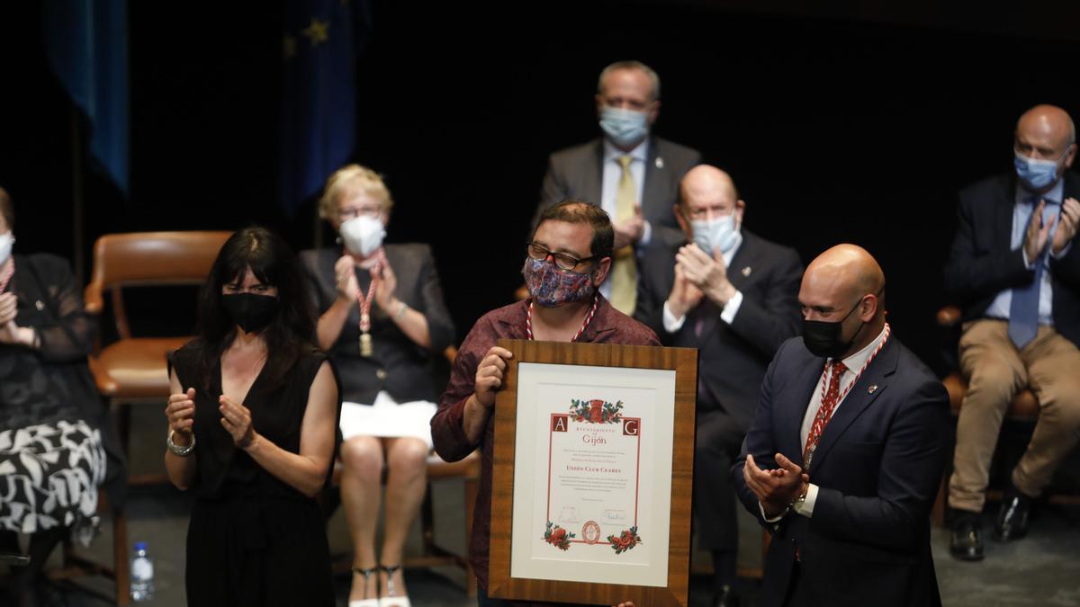 Entrega de honores y distinciones de Gijón en el teatro Jovellanos