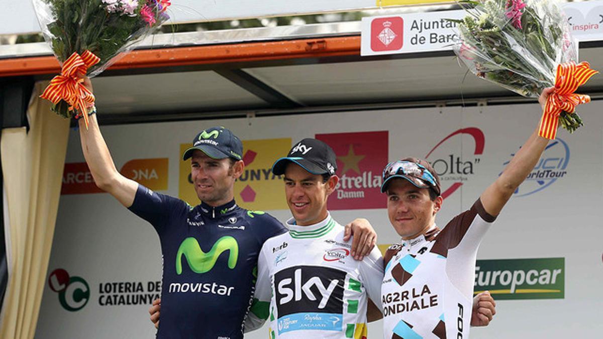 Richie Porte (Sky), vencedor de la Volta 2015, entre Alejando Valverde (Movistar), segundo, y Domenico Pozzovivo (AGR La Mondiales), tercero, en el podio de la última etapa, en Montjuïc