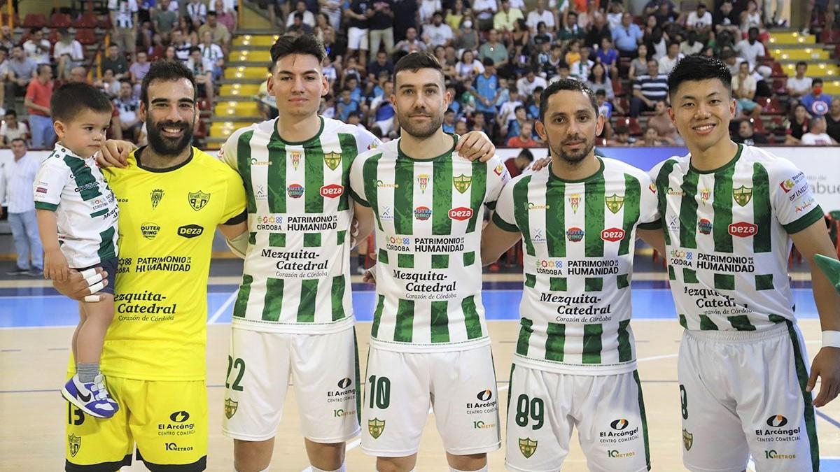 De izquierda a derecha: Alfonso Prieto, Ricardo Mayor, Saura, Caio y Shimizu, durante el último encuentro de la pasada temporada en Vista Alegre.