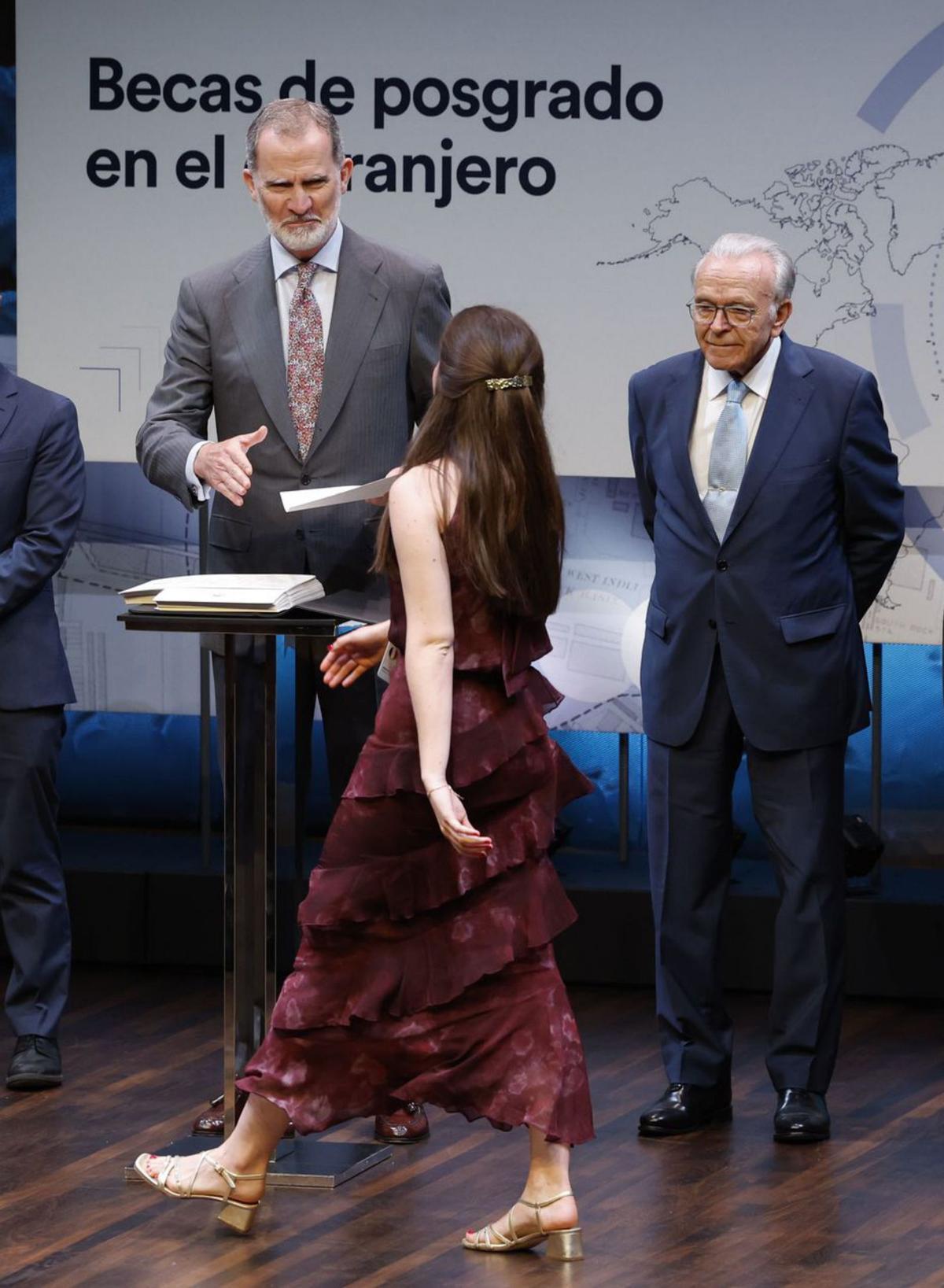 Felip VI entrega les beques de la Fundació La Caixa per estudiar a l’estranger Felip VI entrega les beques de la Fundació La Caixa per estudiar a l’estranger