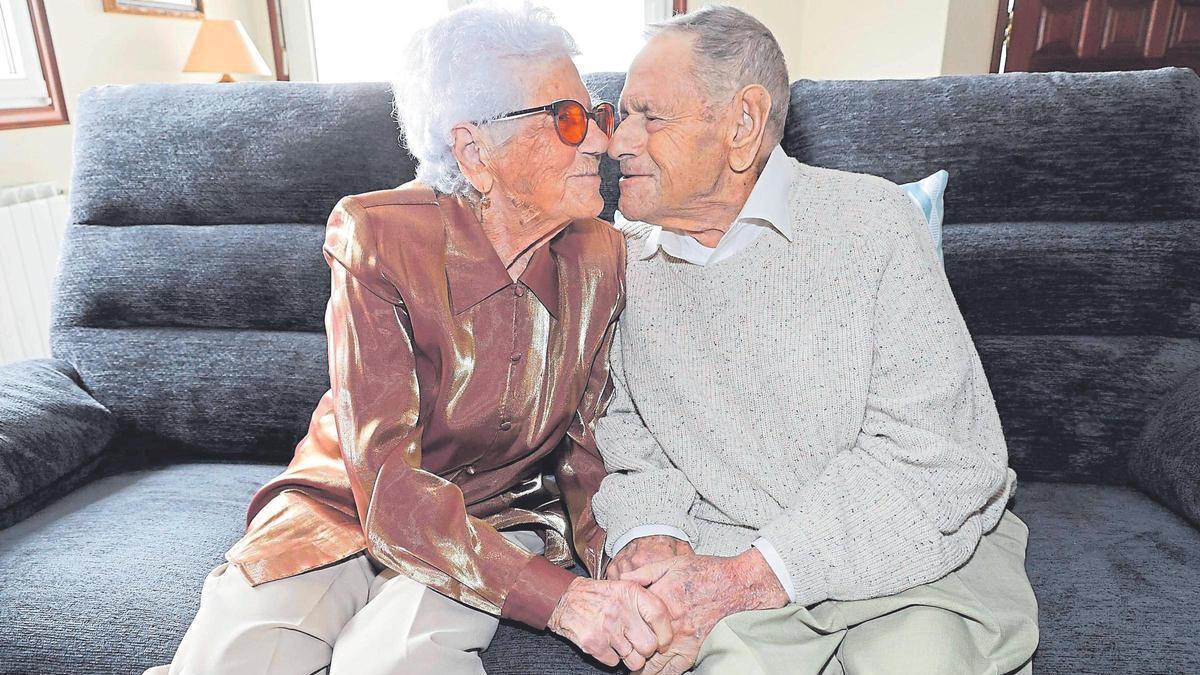 Carmen Giraldez, de 99 anys, i Francisco Soto, de 100, que fa 78 anys que estan casats