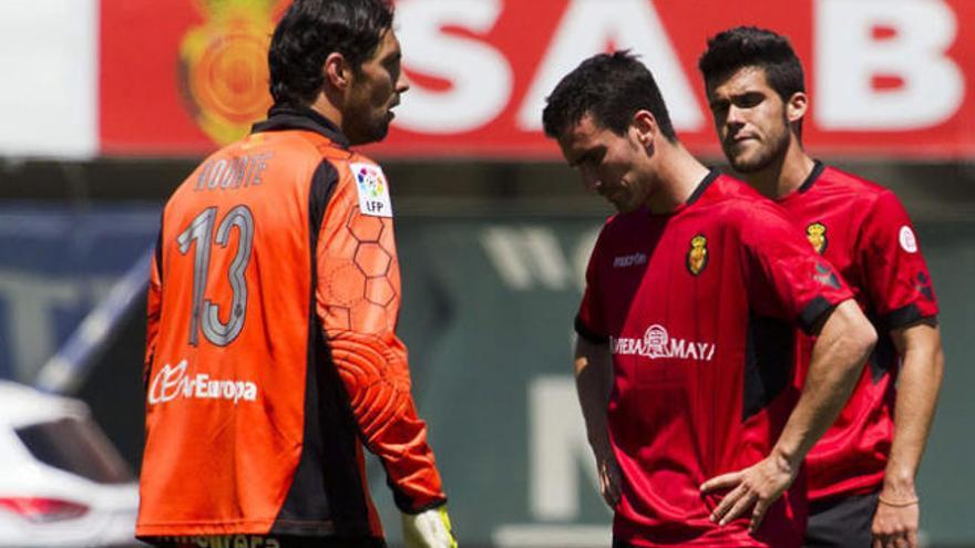 Los futbolistas del Mallorca, apesadumbrados.