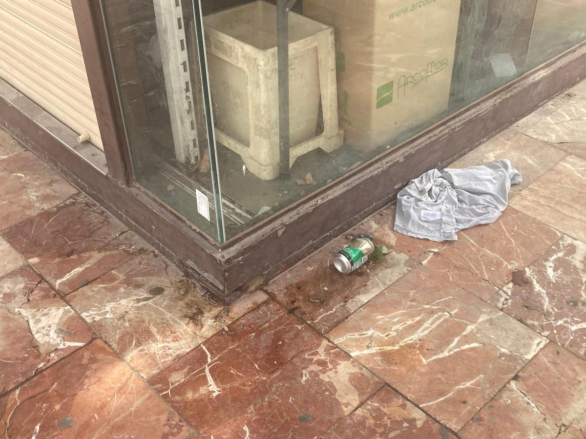 Más ejemplos de basura en la plaza del ayuntamiento, esta mañana