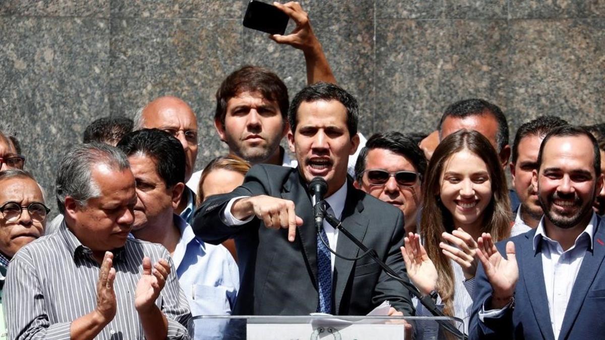 Juan Guaidó se dirige a sus seguidores en Caracas.