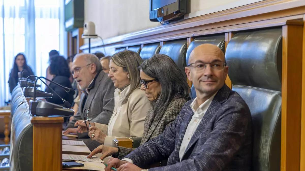 En primer término, Muíños, Rosón, Castro (expulsados del PSOE) y Sindo Guinarte, en un pleno en el Concello de Santiago
