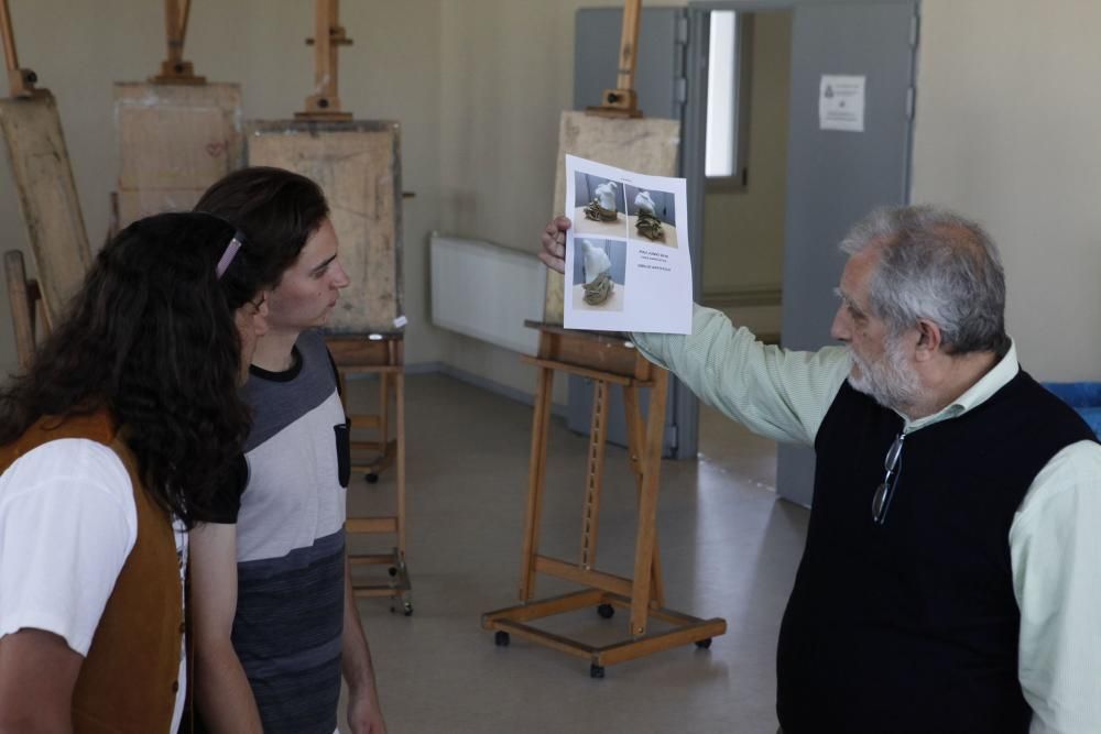 Alumnos del IES de la Laboral haciendo el examen de Dibujo Artístico en le PAU