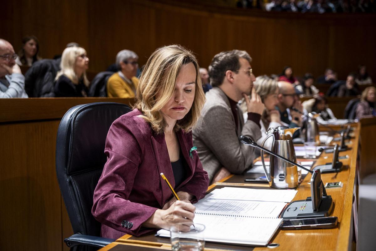 Pilar Alegría, en las Cortes, en el debate a 8 de El Periódico de Aragón.