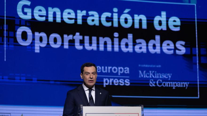 Juanma Moreno preside un encuentro del foro Generación de oportunidades, ayer, en Madrid.